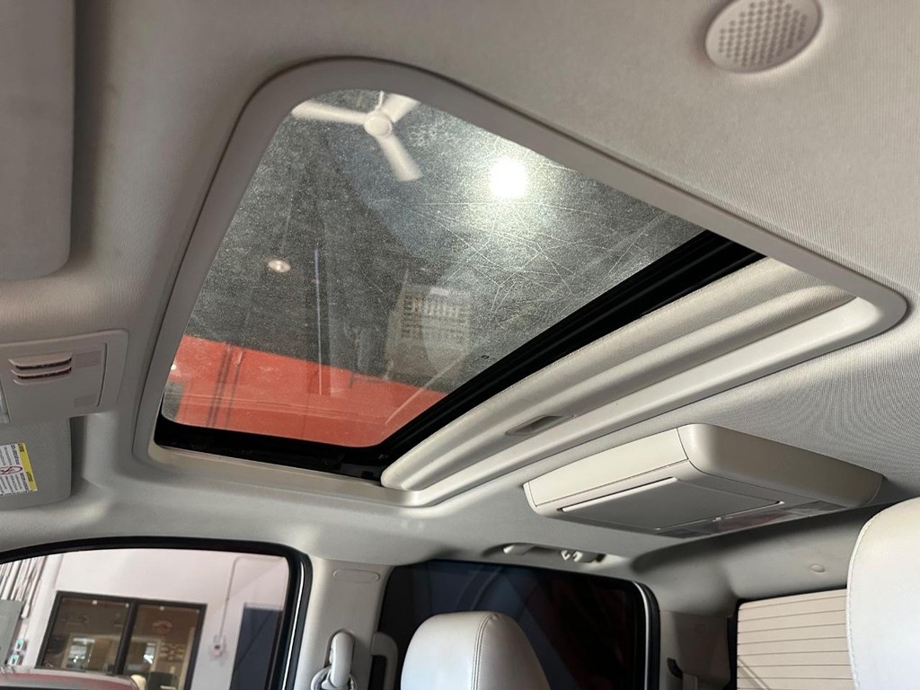 Chevrolet Silverado 3500HD Vehicle Full-screen Gallery Image 22