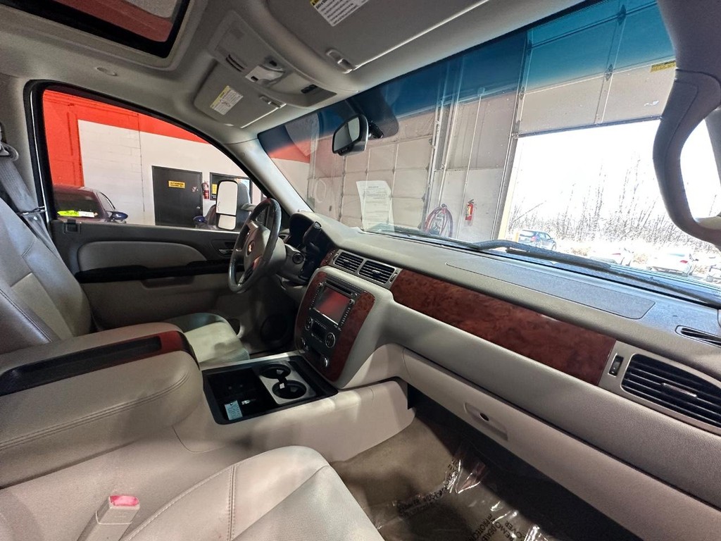 Chevrolet Silverado 3500HD Vehicle Full-screen Gallery Image 25