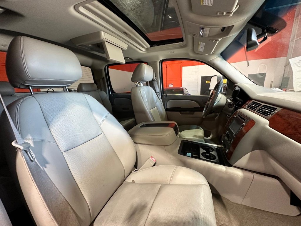 Chevrolet Silverado 3500HD Vehicle Full-screen Gallery Image 26