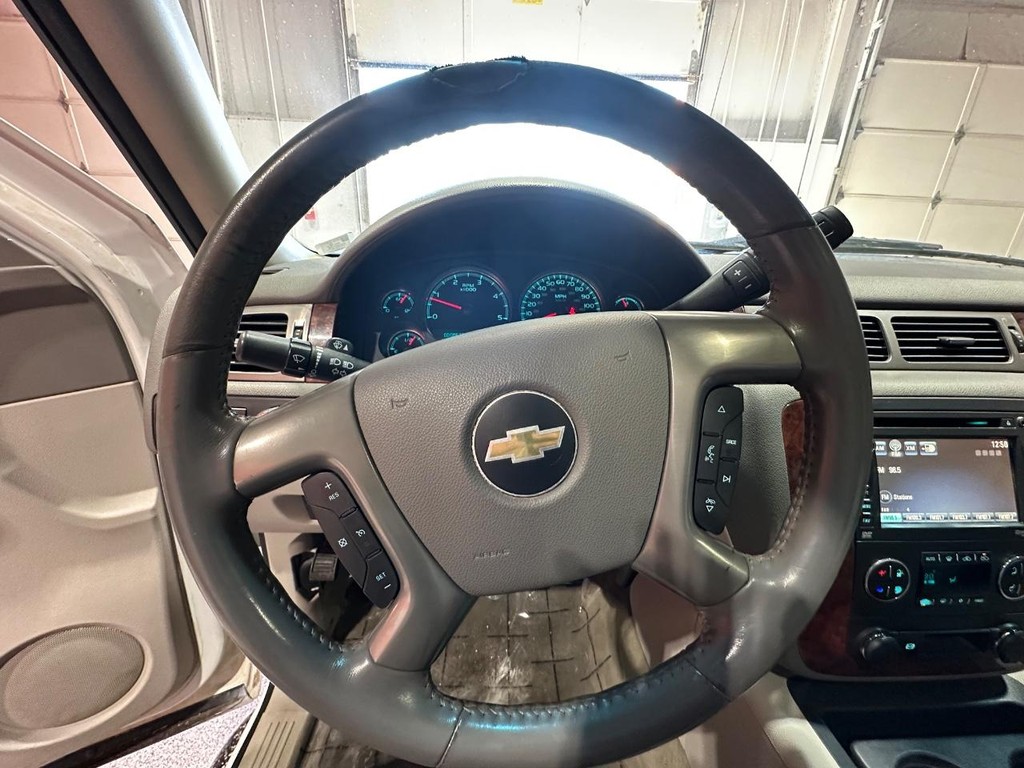 Chevrolet Silverado 3500HD Vehicle Full-screen Gallery Image 31