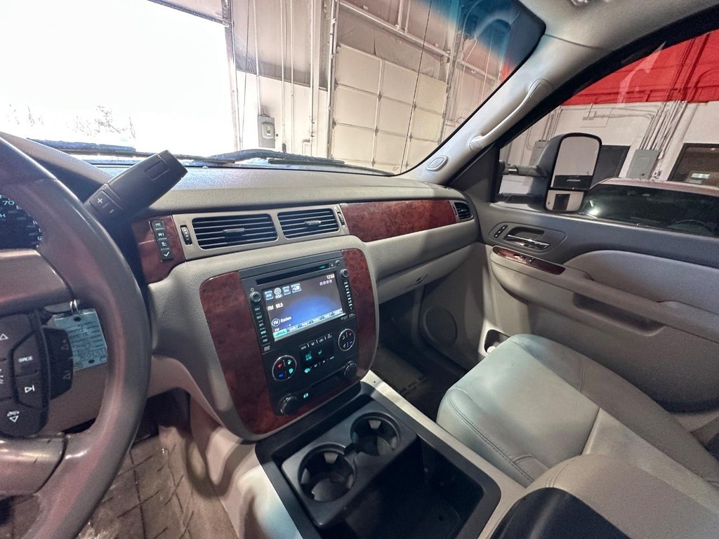 Chevrolet Silverado 3500HD Vehicle Full-screen Gallery Image 32