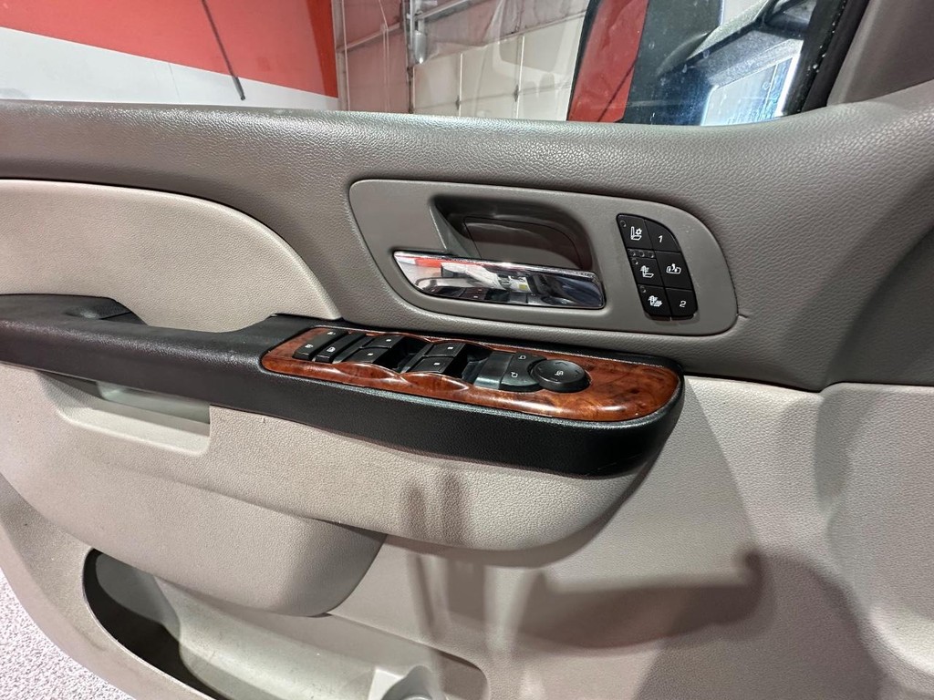 Chevrolet Silverado 3500HD Vehicle Full-screen Gallery Image 34