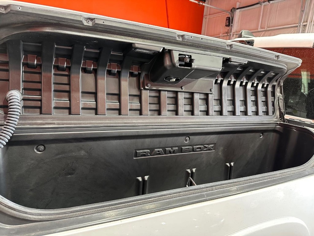 Ram 1500 Vehicle Full-screen Gallery Image 17