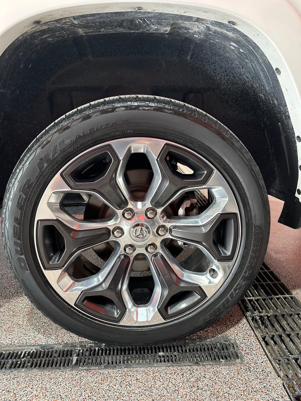 Ram 1500 Vehicle Full-screen Gallery Image 32