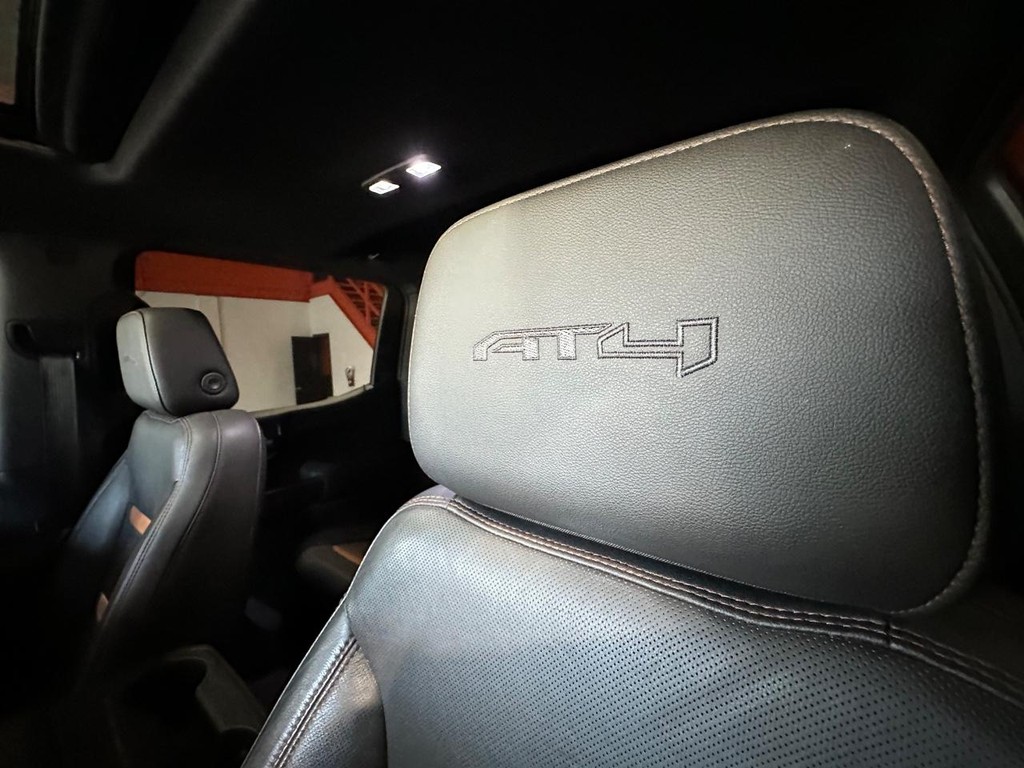 GMC Sierra 1500 Vehicle Full-screen Gallery Image 12