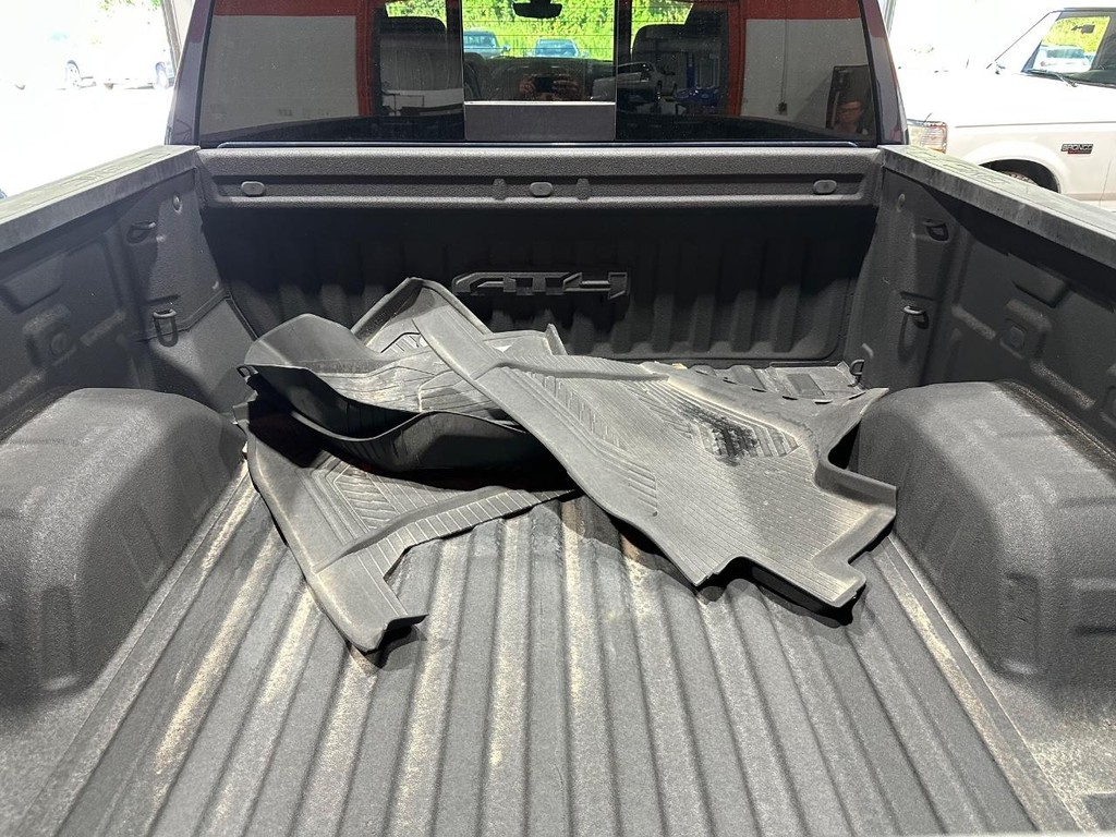 GMC Sierra 1500 Vehicle Full-screen Gallery Image 26