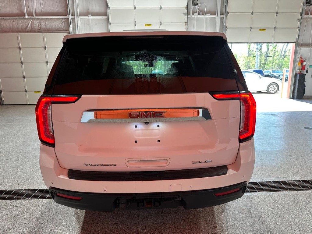 GMC Yukon XL Vehicle Full-screen Gallery Image 5