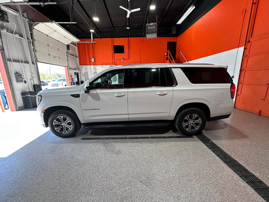 GMC Yukon XL Vehicle Full-screen Gallery Image 7