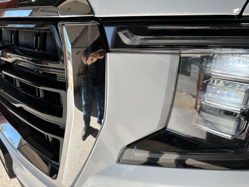 GMC Yukon XL Vehicle Full-screen Gallery Image 11