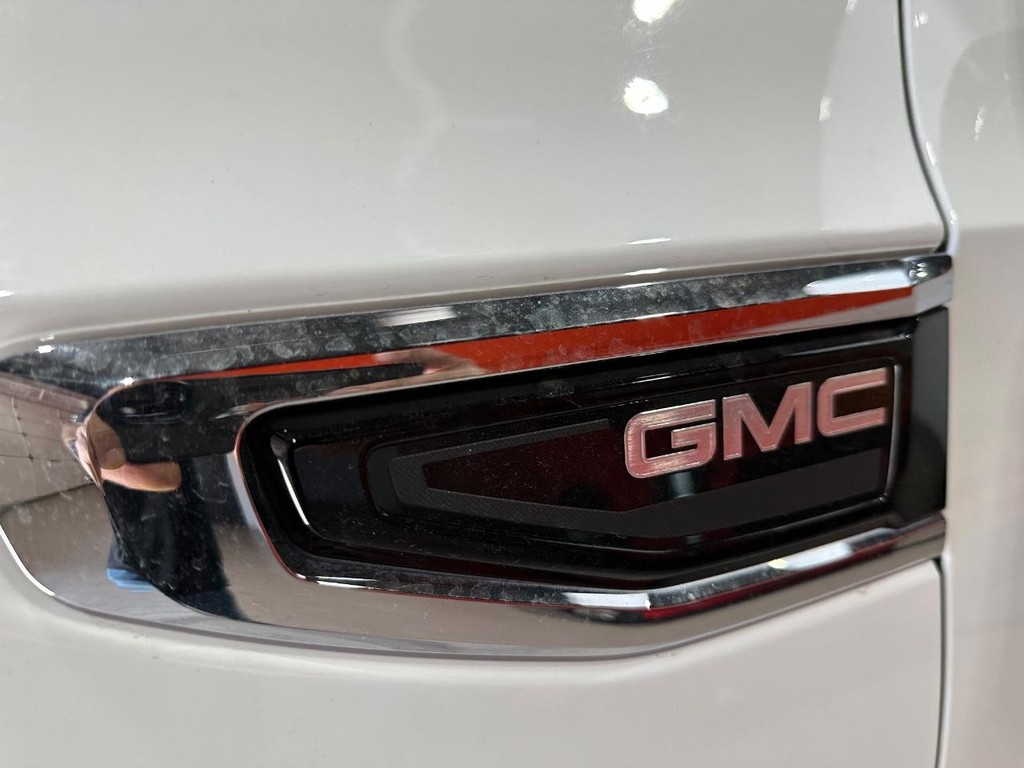 GMC Yukon XL Vehicle Full-screen Gallery Image 12