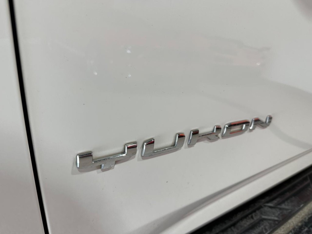 GMC Yukon XL Vehicle Full-screen Gallery Image 13