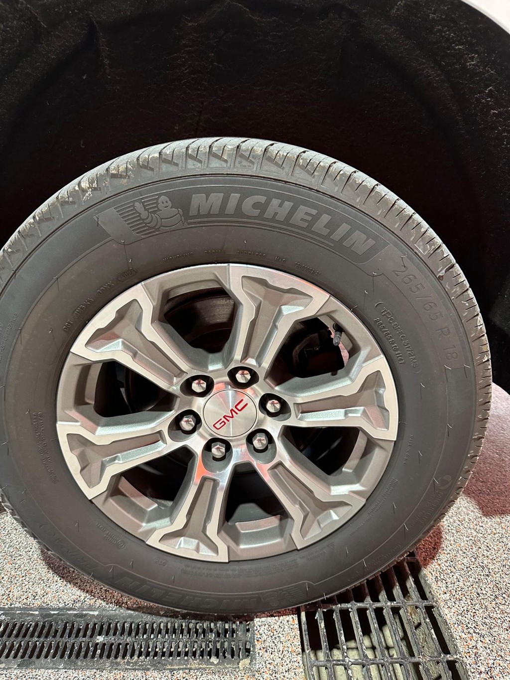 GMC Yukon XL Vehicle Full-screen Gallery Image 15