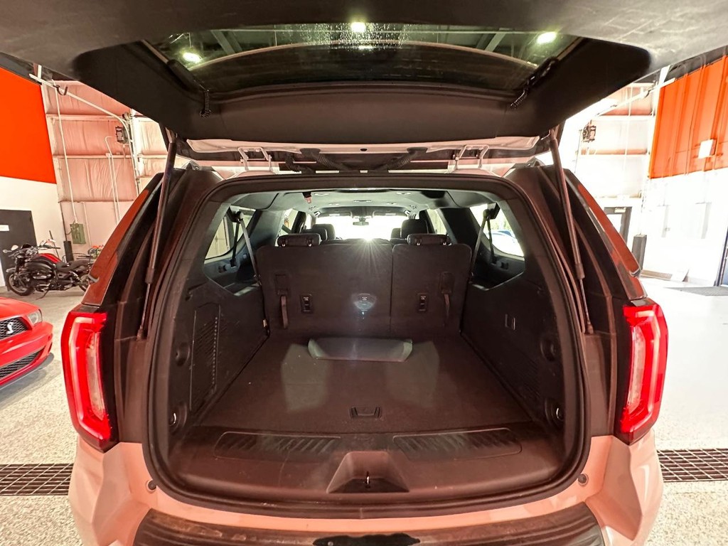 GMC Yukon XL Vehicle Full-screen Gallery Image 18
