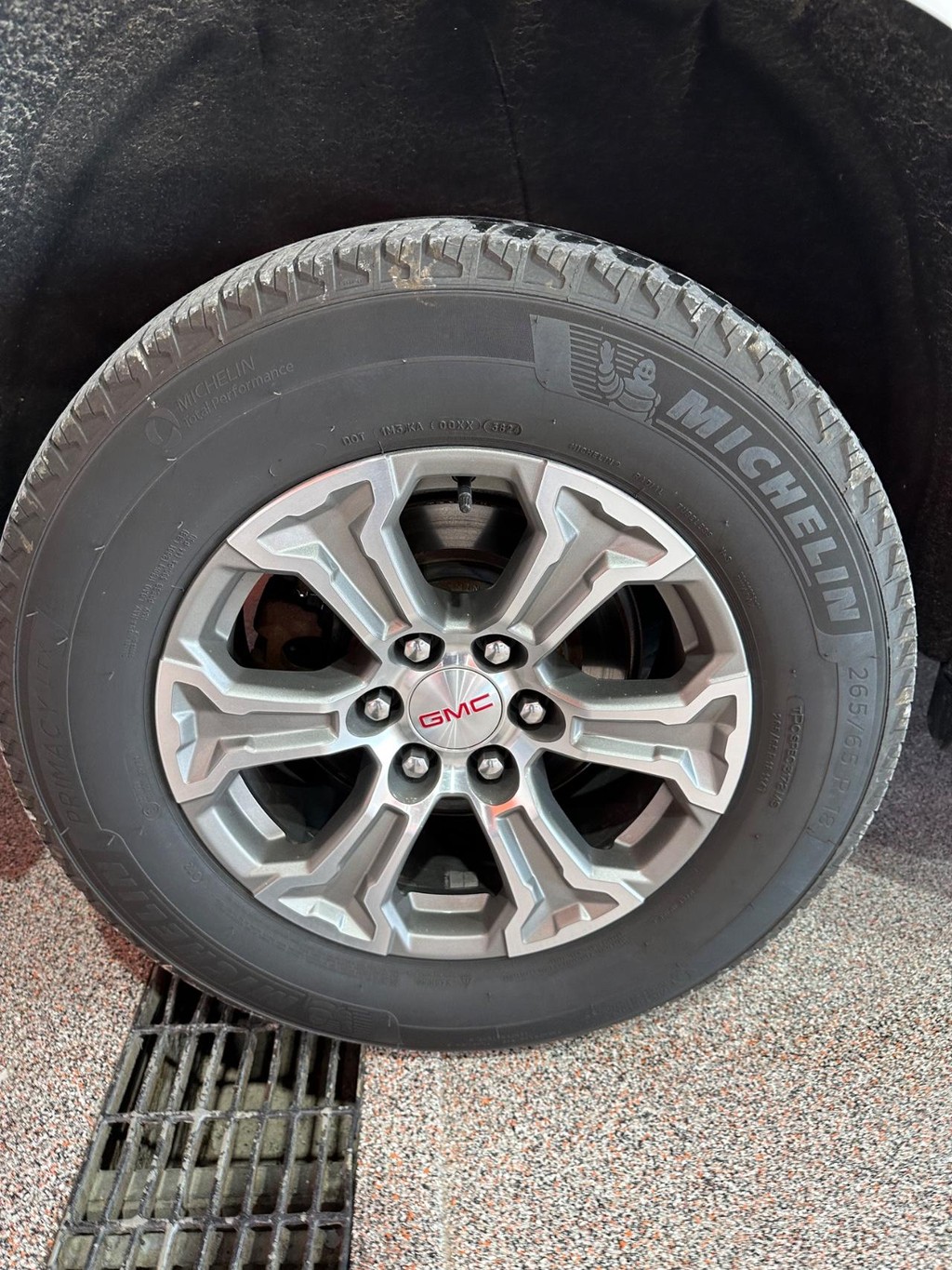 GMC Yukon XL Vehicle Full-screen Gallery Image 19