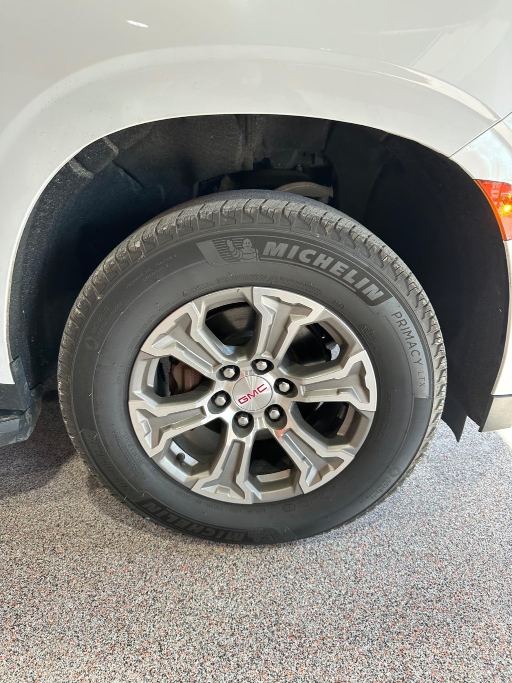 GMC Yukon XL Vehicle Full-screen Gallery Image 20