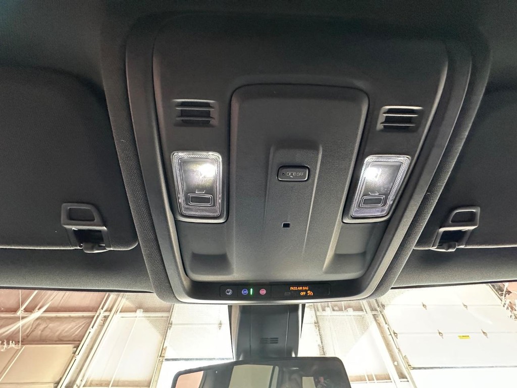 GMC Yukon XL Vehicle Full-screen Gallery Image 30