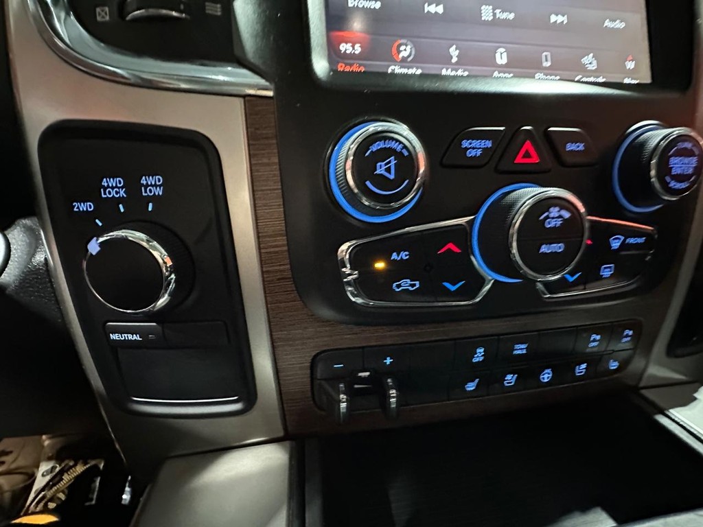 Ram 2500 Vehicle Full-screen Gallery Image 24