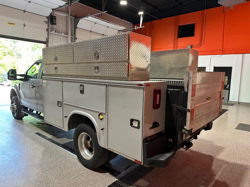 Ford Super Duty F-350 DRW Vehicle Full-screen Gallery Image 2