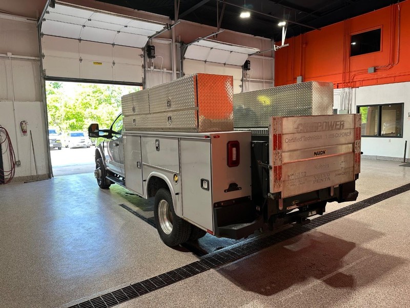 Ford Super Duty F-350 DRW Vehicle Full-screen Gallery Image 3