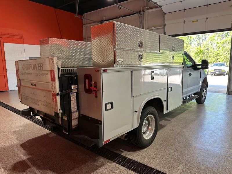 Ford Super Duty F-350 DRW Vehicle Full-screen Gallery Image 4