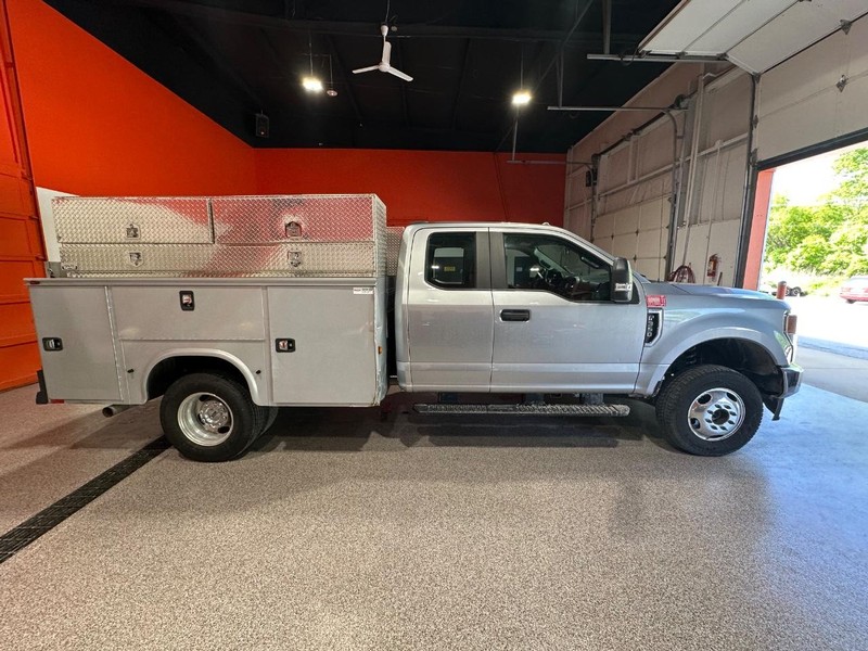 Ford Super Duty F-350 DRW Vehicle Full-screen Gallery Image 6