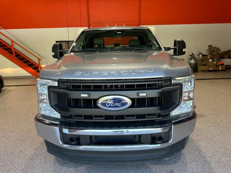 Ford Super Duty F-350 DRW Vehicle Full-screen Gallery Image 8