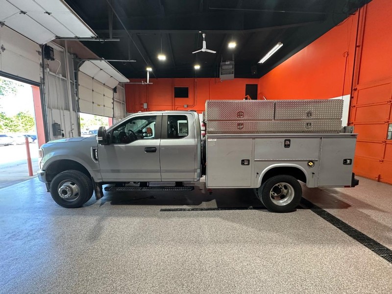 Ford Super Duty F-350 DRW Vehicle Full-screen Gallery Image 9