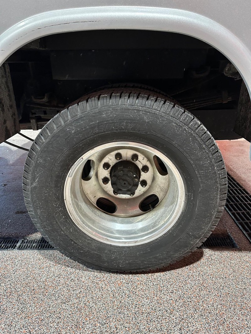 Ford Super Duty F-350 DRW Vehicle Full-screen Gallery Image 12