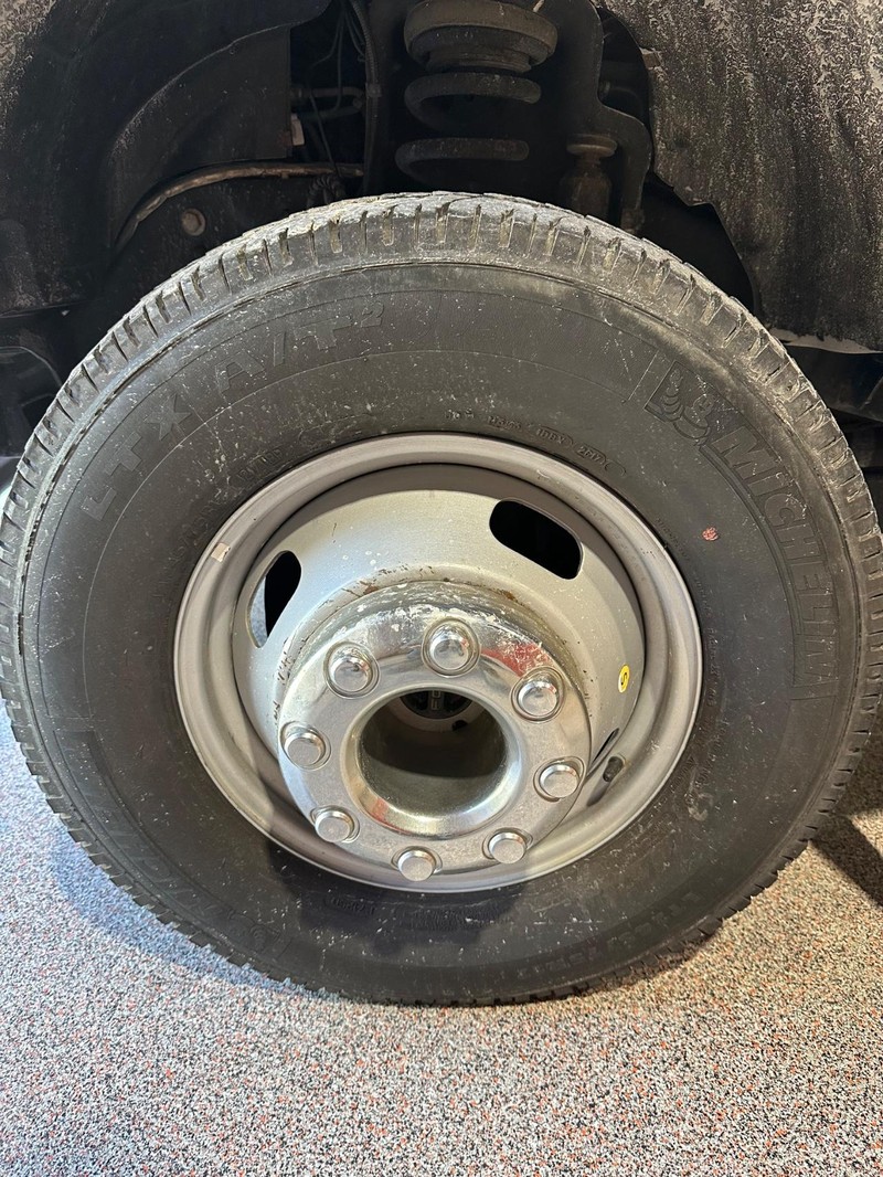 Ford Super Duty F-350 DRW Vehicle Full-screen Gallery Image 13