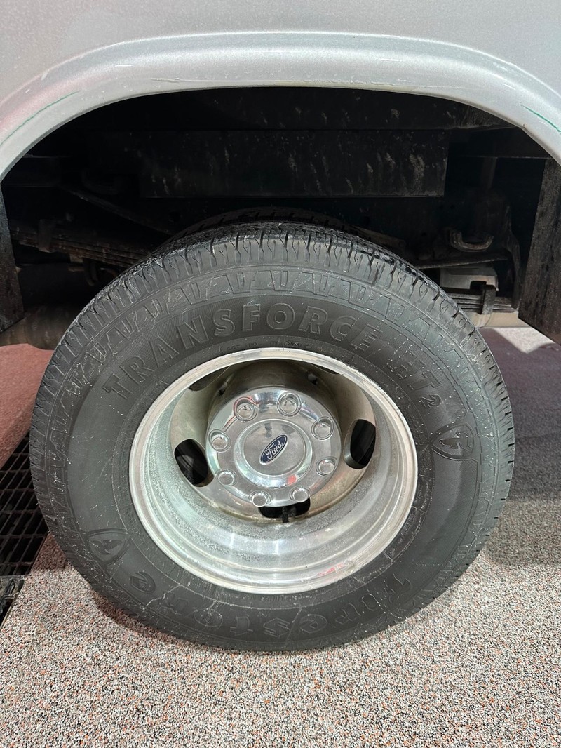 Ford Super Duty F-350 DRW Vehicle Full-screen Gallery Image 14