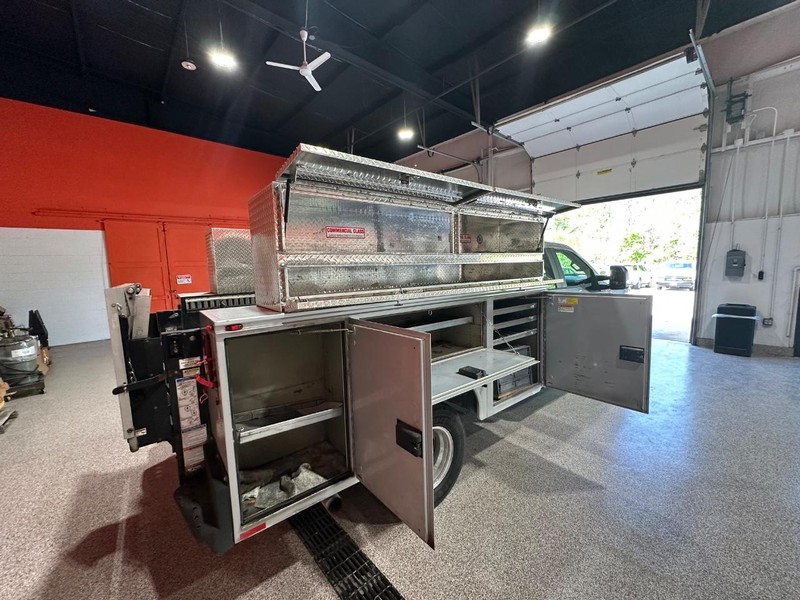 Ford Super Duty F-350 DRW Vehicle Full-screen Gallery Image 17