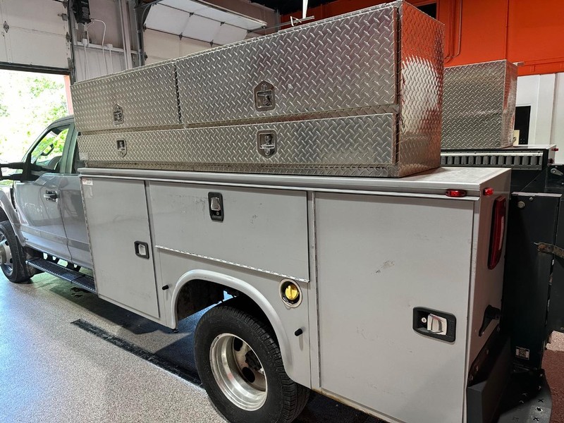 Ford Super Duty F-350 DRW Vehicle Full-screen Gallery Image 20