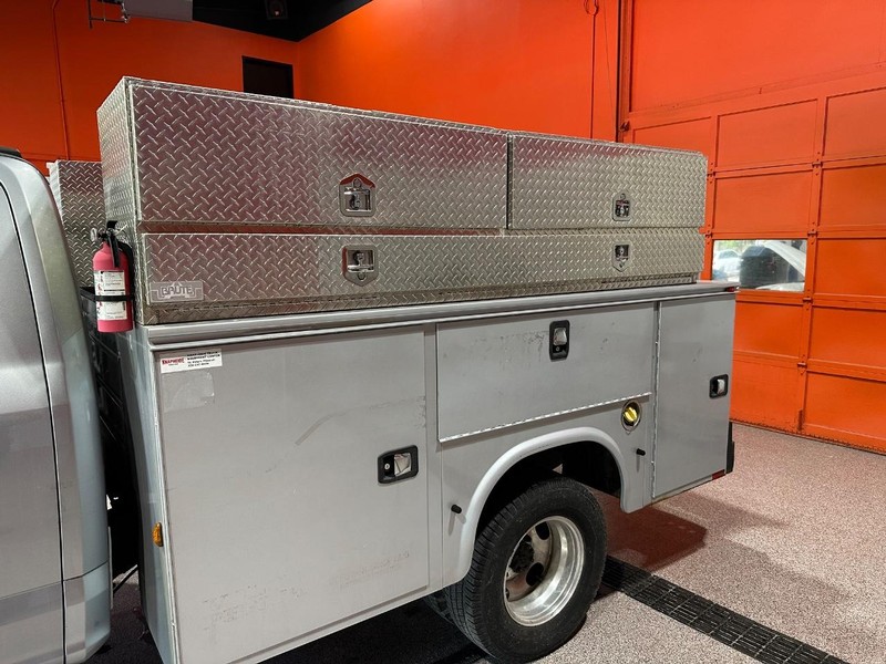 Ford Super Duty F-350 DRW Vehicle Full-screen Gallery Image 21