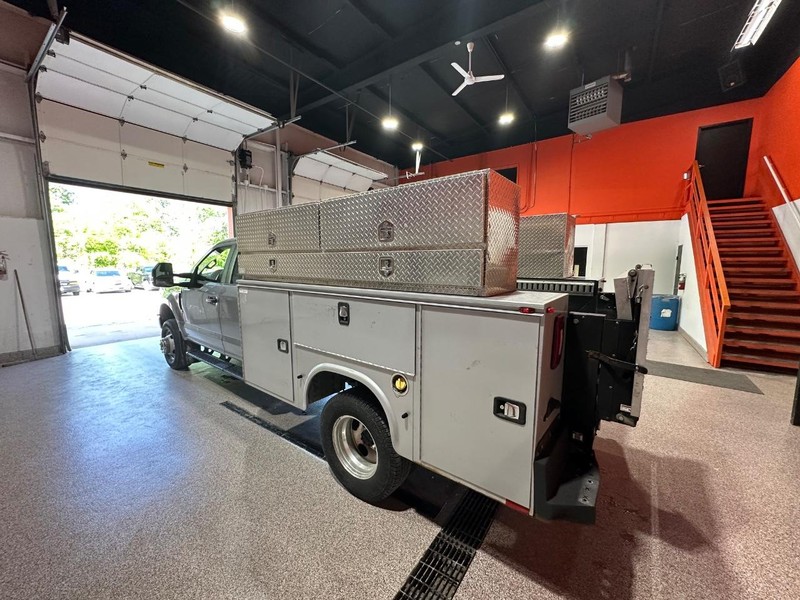 Ford Super Duty F-350 DRW Vehicle Full-screen Gallery Image 22