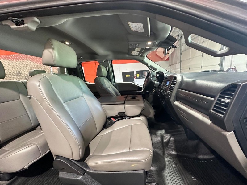 Ford Super Duty F-350 DRW Vehicle Full-screen Gallery Image 23