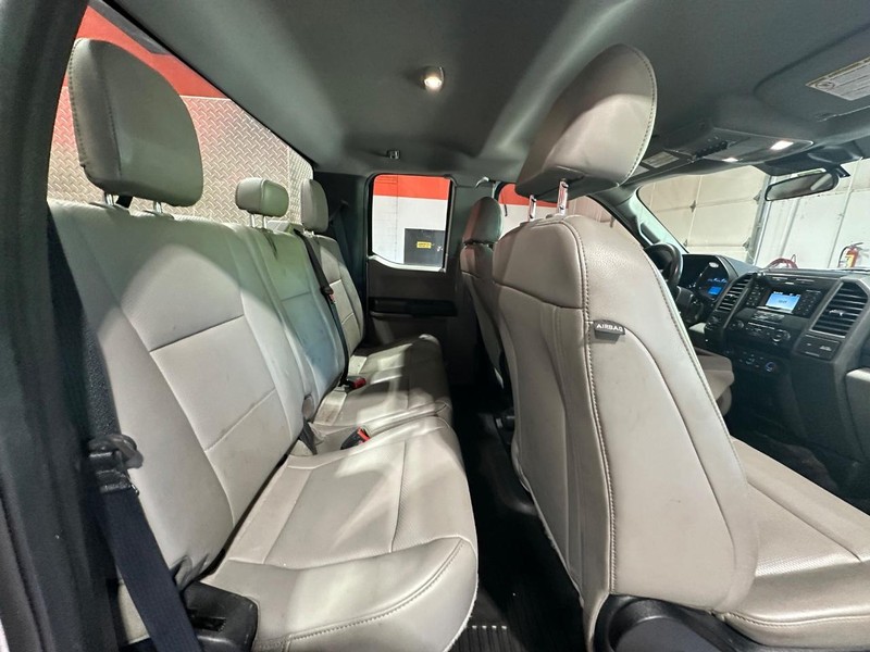 Ford Super Duty F-350 DRW Vehicle Full-screen Gallery Image 24