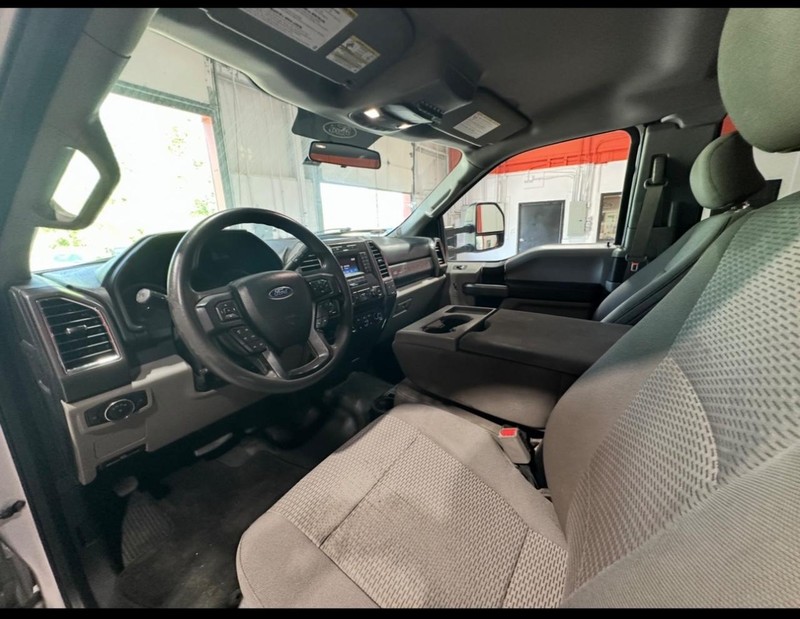 Ford Super Duty F-350 DRW Vehicle Full-screen Gallery Image 26