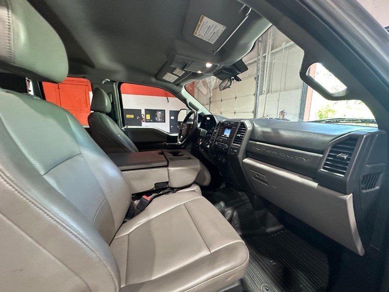 Ford Super Duty F-350 DRW Vehicle Full-screen Gallery Image 27