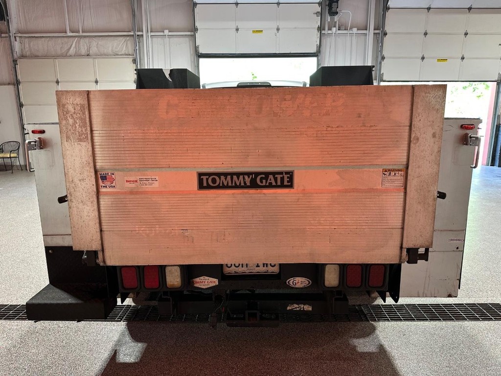 Ford Super Duty F-350 DRW Vehicle Full-screen Gallery Image 4