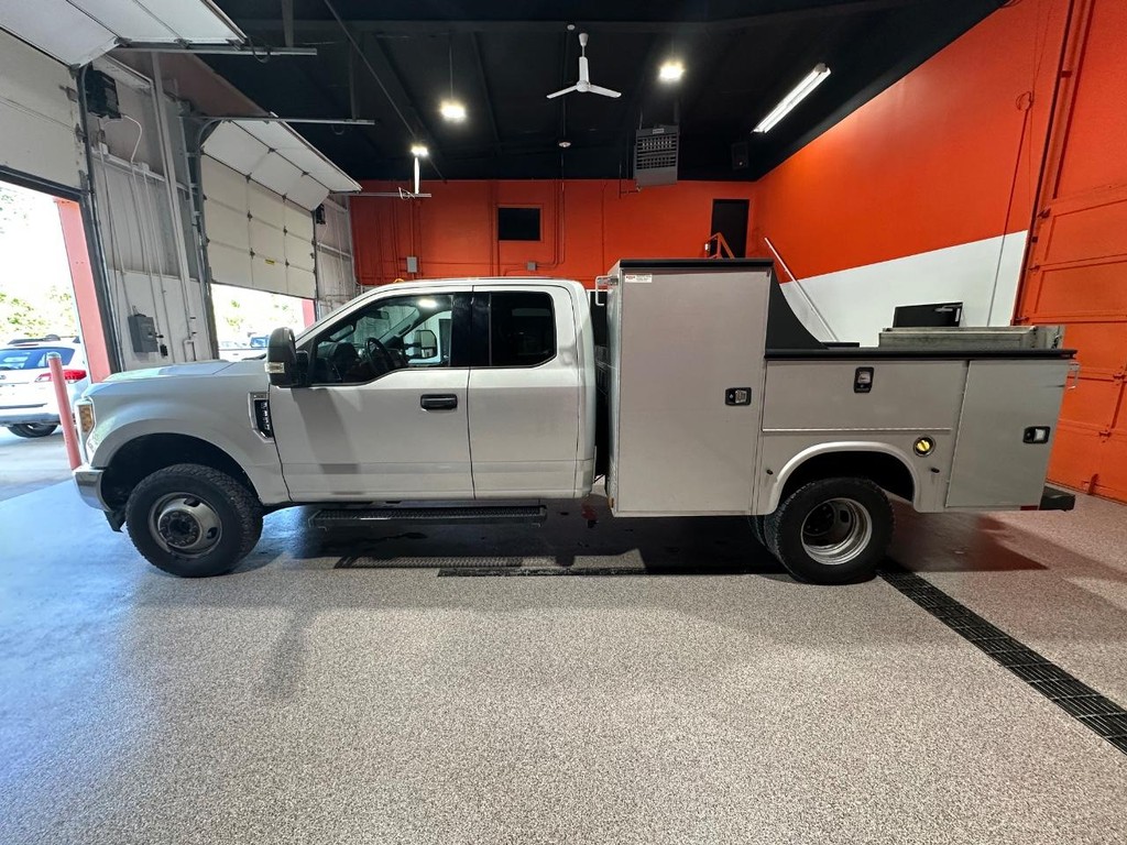 Ford Super Duty F-350 DRW Vehicle Full-screen Gallery Image 6