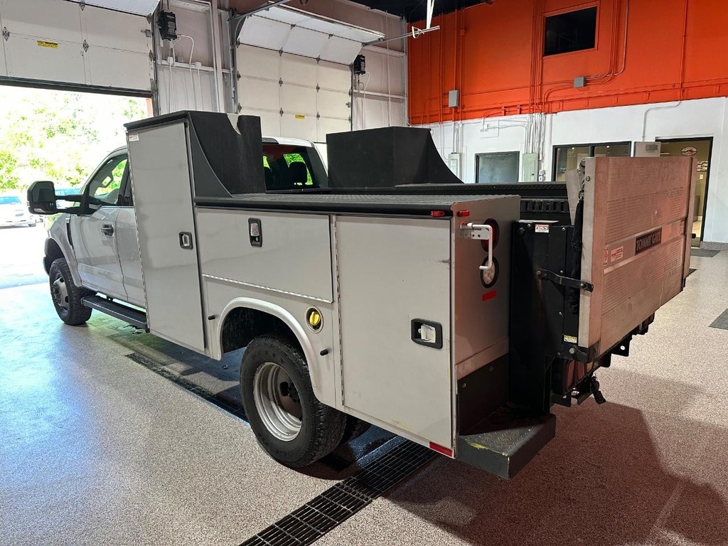 Ford Super Duty F-350 DRW Vehicle Full-screen Gallery Image 7