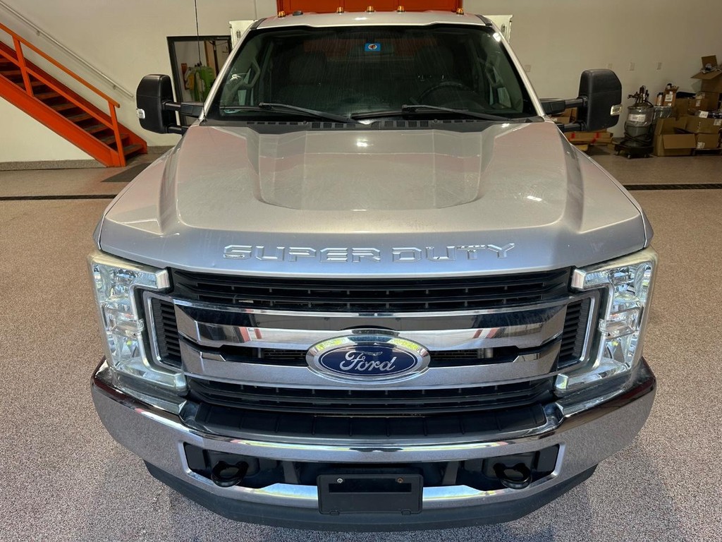 Ford Super Duty F-350 DRW Vehicle Full-screen Gallery Image 9
