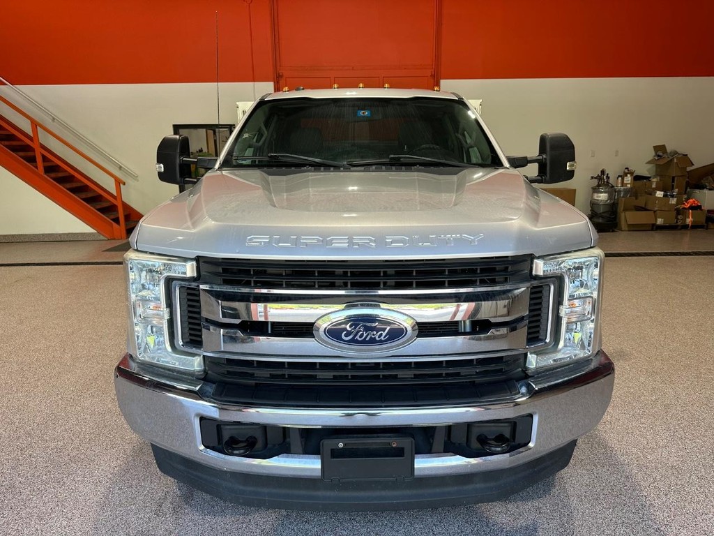 Ford Super Duty F-350 DRW Vehicle Full-screen Gallery Image 10