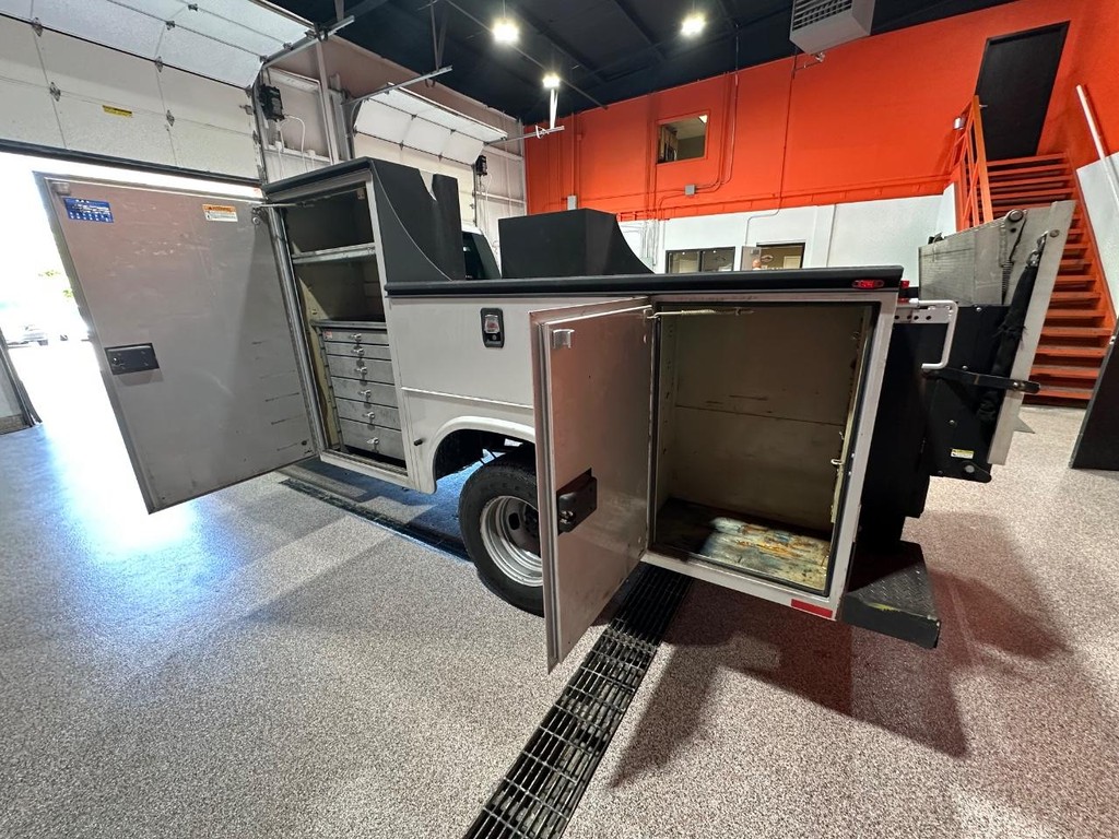 Ford Super Duty F-350 DRW Vehicle Full-screen Gallery Image 11