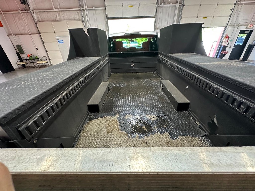 Ford Super Duty F-350 DRW Vehicle Full-screen Gallery Image 14