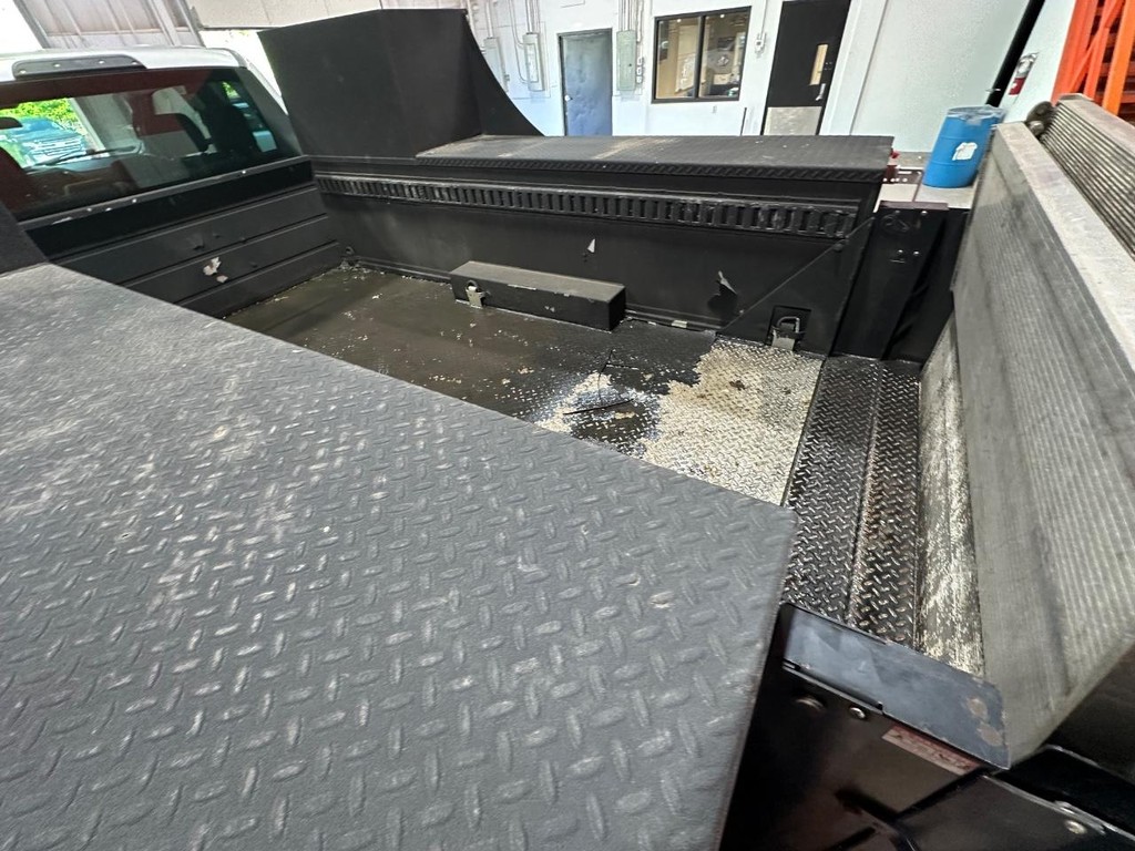 Ford Super Duty F-350 DRW Vehicle Full-screen Gallery Image 15