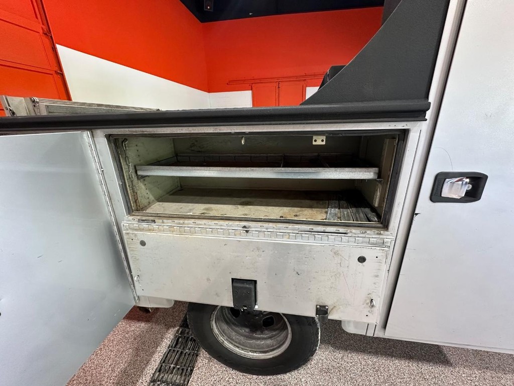 Ford Super Duty F-350 DRW Vehicle Full-screen Gallery Image 18