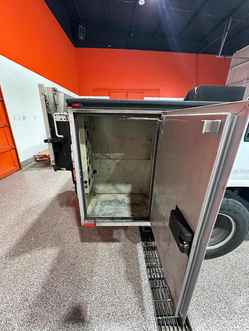 Ford Super Duty F-350 DRW Vehicle Full-screen Gallery Image 19