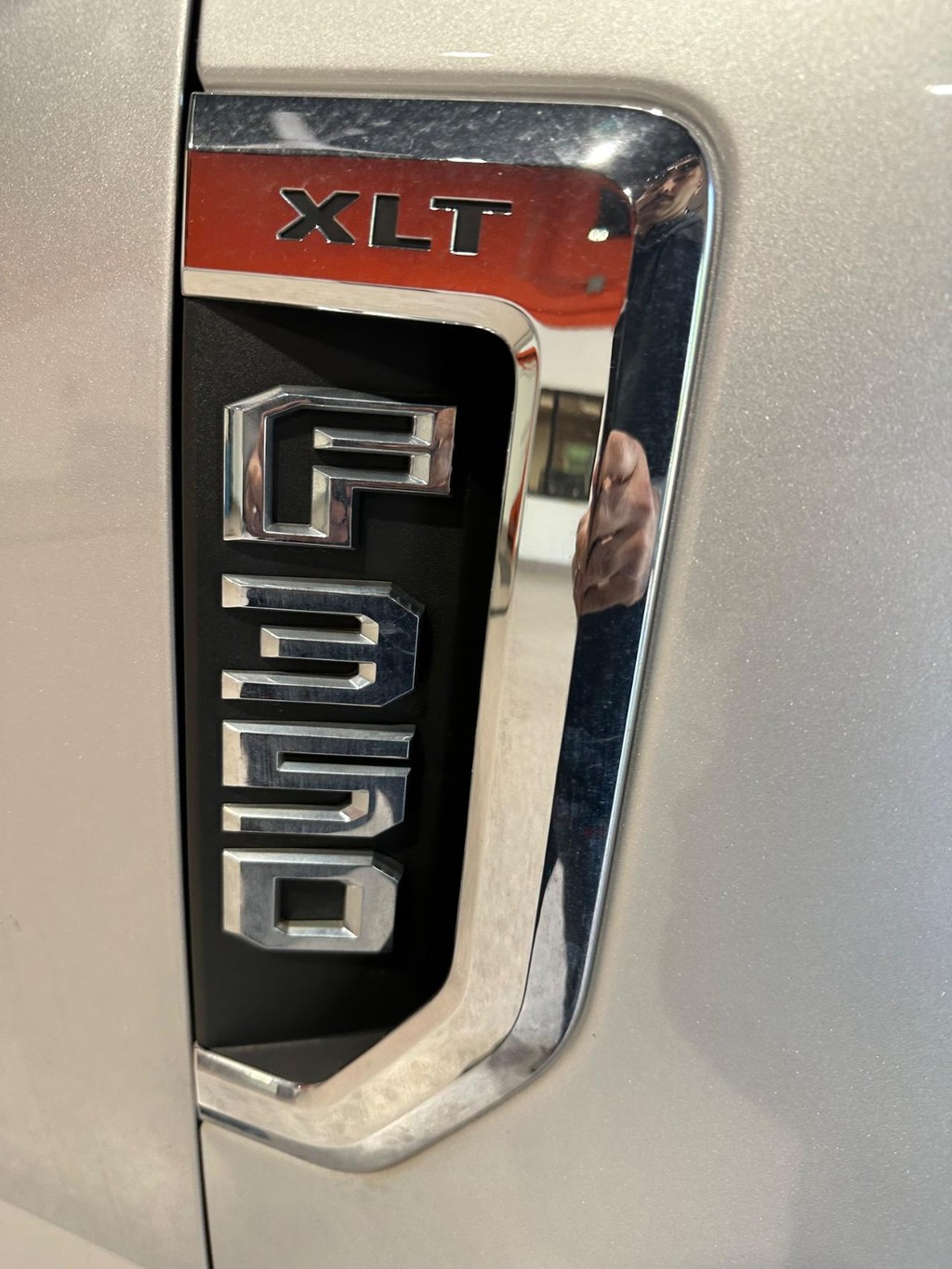 Ford Super Duty F-350 DRW Vehicle Full-screen Gallery Image 20