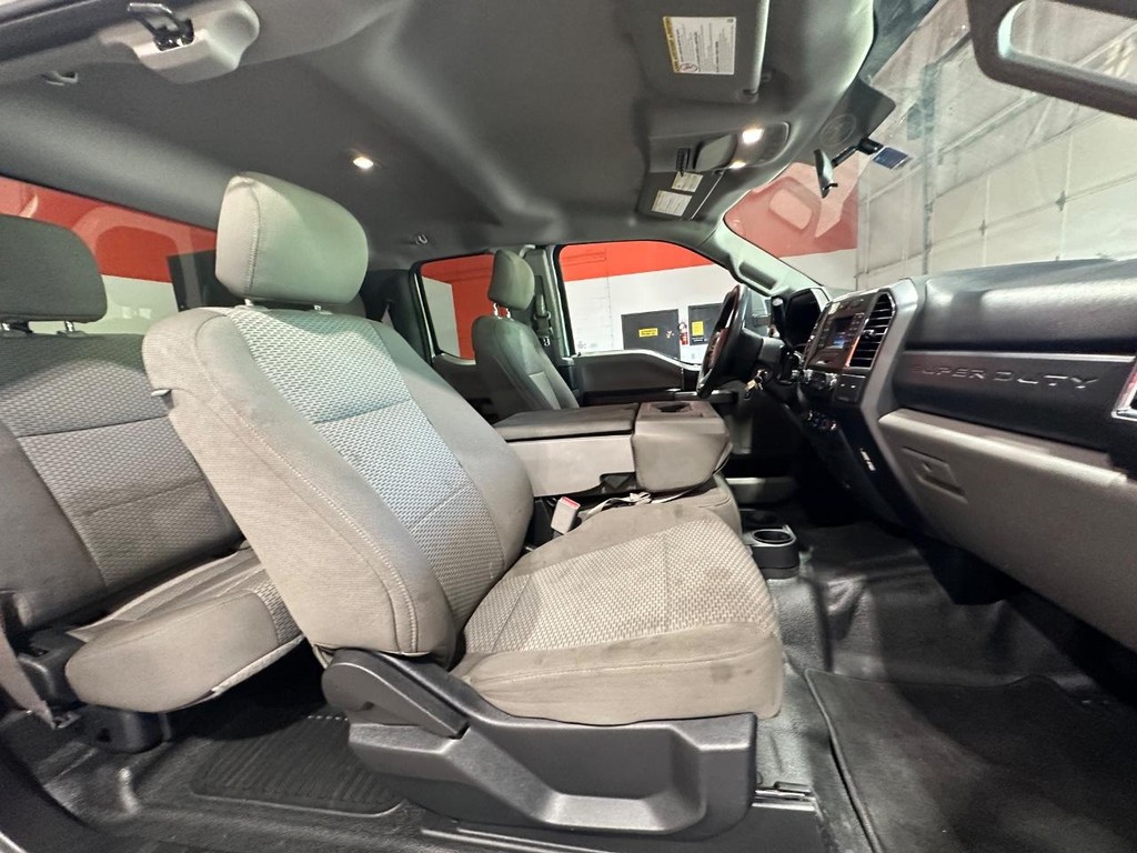 Ford Super Duty F-350 DRW Vehicle Full-screen Gallery Image 23